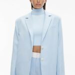 This article will explain why boxy blazers are replacing fitted jackets in 2025 as well as how to properly wear them.