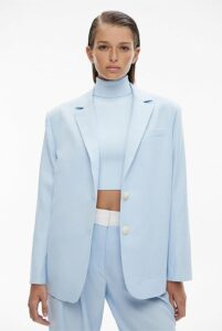 This article will explain why boxy blazers are replacing fitted jackets in 2025 as well as how to properly wear them.