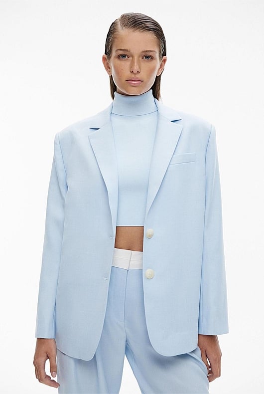 This article will explain why boxy blazers are replacing fitted jackets in 2025 as well as how to properly wear them.